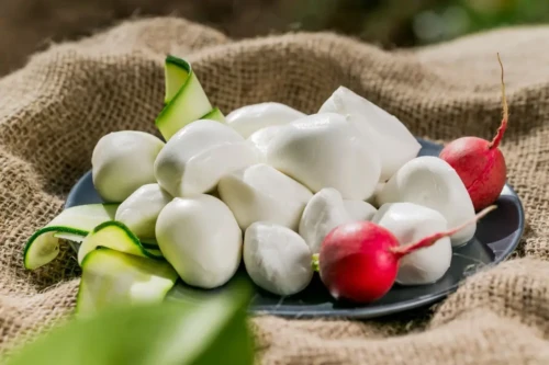 MOZZARELLA FIOR DI LATTE SURGELATA NELLA VASCHETTA TERMOSALDATA 200-250g_hero